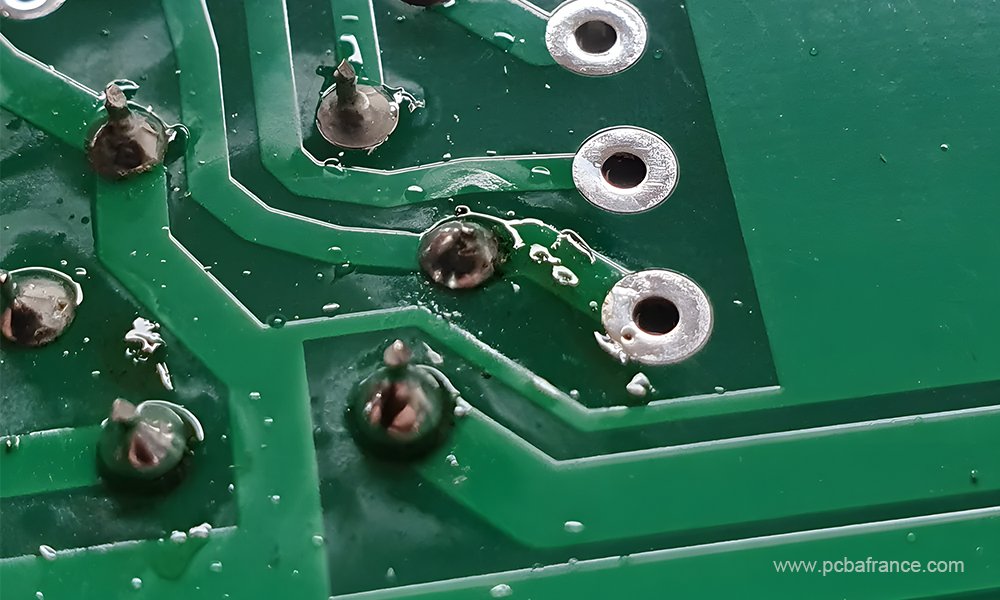 Résidus de flux sur PCB